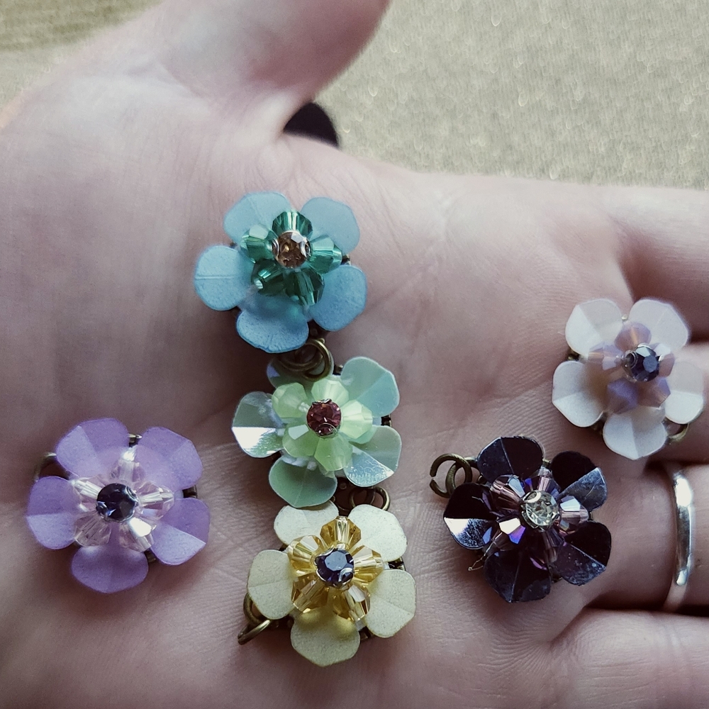 Multicolored flower charms for jewelry or crafting - Picture 2 of 3
